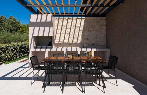 Kadumi House | Villa Albona, modern villa for 4 people with heated pool, whirlpool and sauna only 5.5 km from Porec