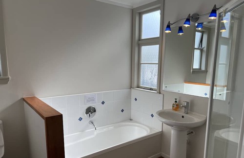 Palmerston North House | Central Spacious House With Backyard And Patio