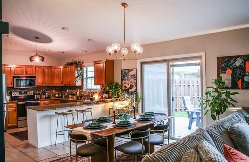 Champaign House | The Oasis