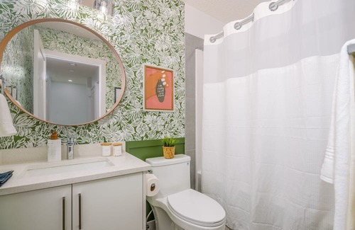 West Edmonton House | Eclectic Oasis »AC »3BR(1King) Townhouse »Near WEM