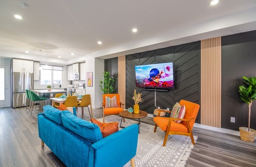 West Edmonton House | Eclectic Oasis »AC »3BR(1King) Townhouse »Near WEM