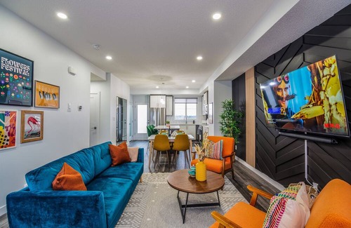 West Edmonton House | Eclectic Oasis »AC »3BR(1King) Townhouse »Near WEM