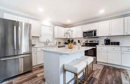Starmount House | Sleek FunHouse w/ Hot Tub + Mini-Golf | King Suite