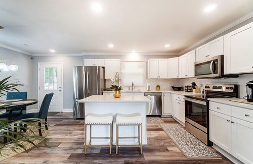 Starmount House | Sleek FunHouse w/ Hot Tub + Mini-Golf | King Suite