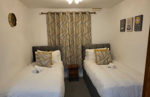 West Bromwich Apartment | Lovely 2-Bed Apartment in West Bromwich