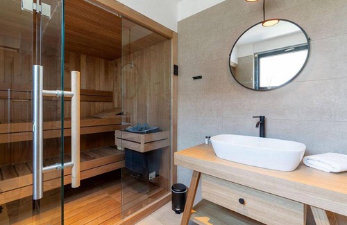 Kadumi House | Villa Vallis, modern villa for 4 people with heated pool, whirlpool and sauna only 5.5 km from Porec