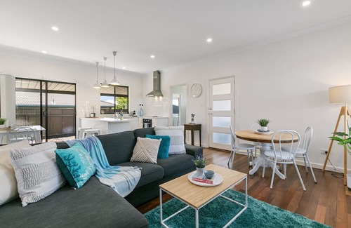 Seacombe Gardens House | Shop and Sea in Sturt!