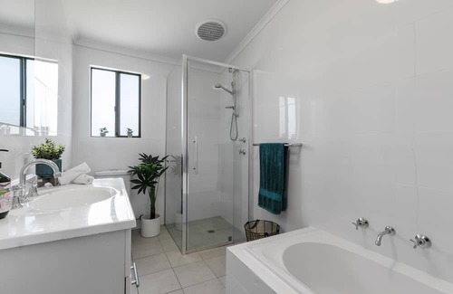 Seacombe Gardens House | Shop and Sea in Sturt!