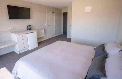 Te Anau Apartment | Fantastic vistas across the lake to the mountains and forest