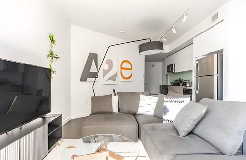West Bellevue Apartment | The Sophari 1BR Experience:Modern Living |Pool+Gym