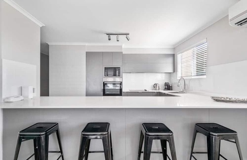 Castaways Beach Apartment | Penthouse with Ocean Views, Castaways Beach