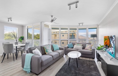 Castaways Beach Apartment | Penthouse with Ocean Views, Castaways Beach