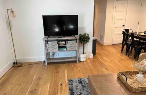 McNeil House | Sleeps 12, Fast Wi-Fi, EV Charger, Remote Worker