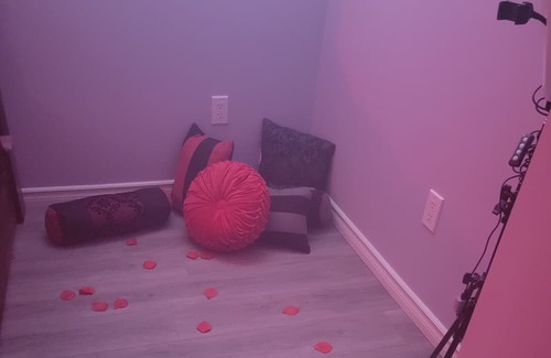Fort Erie Apartment | Romantic Get-a-way ! Content Creators Haven!