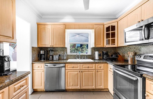 Coral Way House | Magnificent Tropical Pool House Miami Coconut Grove - Stunning Backyard