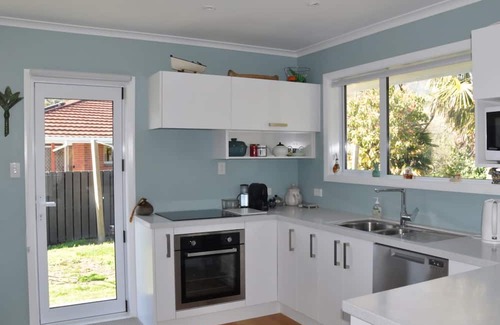Nelson House | Sunny Riverside Retreat