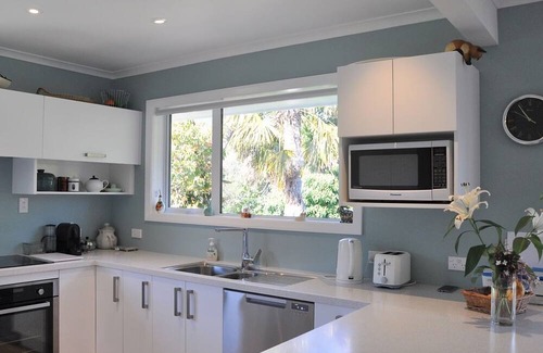 Nelson House | Sunny Riverside Retreat