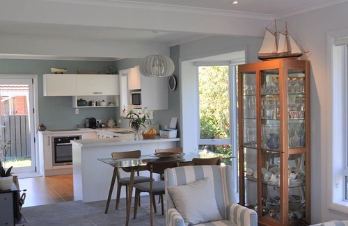 Nelson House | Sunny Riverside Retreat