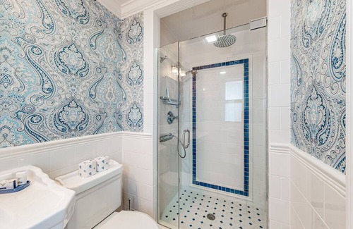 Central Naples House | Sunlit enchanting retreat with gorgeous yard & large patio - near beaches & golf
