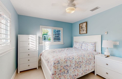 Central Naples House | Sunlit enchanting retreat with gorgeous yard & large patio - near beaches & golf