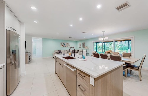 Central Naples House | Sunlit enchanting retreat with gorgeous yard & large patio - near beaches & golf