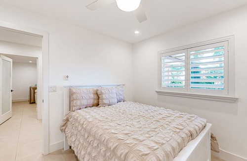 Central Naples House | Sunlit enchanting retreat with gorgeous yard & large patio - near beaches & golf
