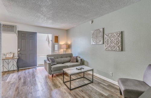 Raisin Apartment | Sunlit Fresno Apartment: 4 Mi to Old Town Clovis!