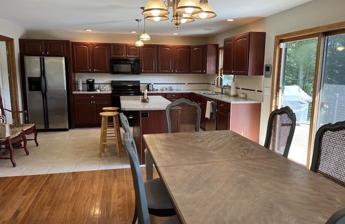 Davenport House | Eagle Rock - Renovated 3 bdrm, amazing deck, quiet location