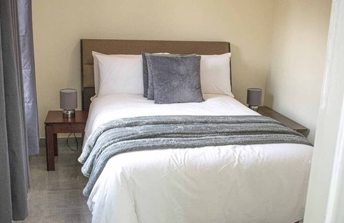 Harare House | Cosy home near airport comfy beds family friendly entire house