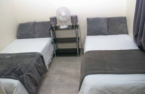 Harare House | Cosy home near airport comfy beds family friendly entire house