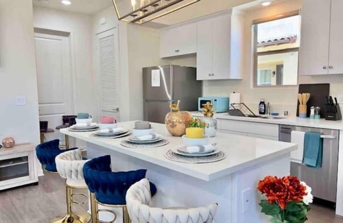 Alhambra House | Jie’s choice-Brand new 3B3B townhome 15mins DTLA