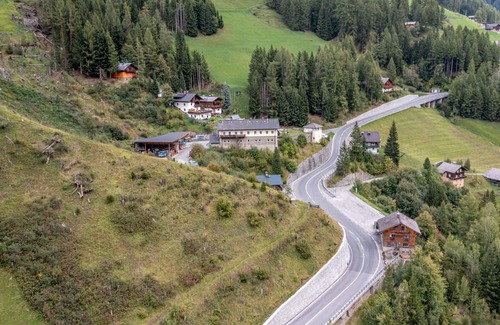 Heiligenblut House | Stunning private villa for 10 guests with WIFI, patio, pets allowed and panoramic view