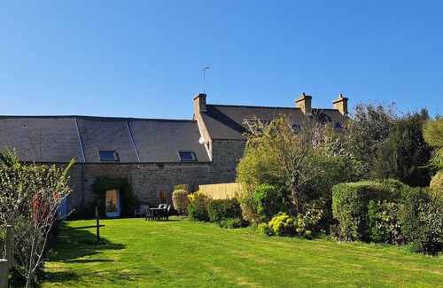 Vicq-sur-Mer House | Holiday Home 'Maison De Caractère Bord De Mer' with Sea View, Private Garden and Wi-Fi