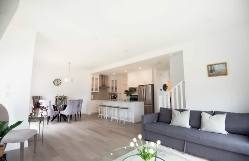 Airdrie House | 8 pax* NEW House *GYM* Garage parking*Airport*Dog friendly