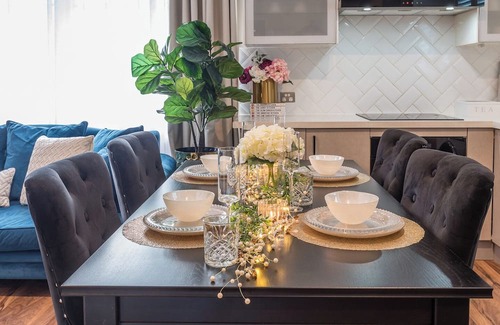 Wynnum West House | A Touch of Luxury by the Bay - Modern & Stylish Top Level 3 Bed Guest Suite