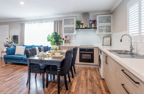 Wynnum West House | A Touch of Luxury by the Bay - Modern & Stylish Top Level 3 Bed Guest Suite