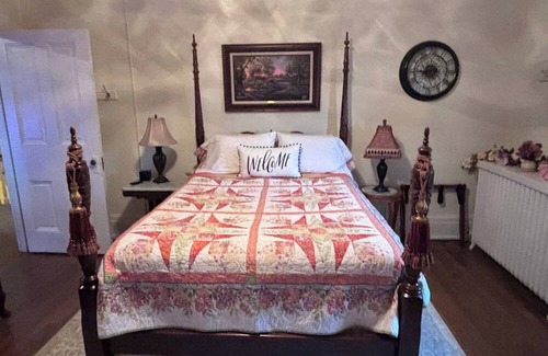 Lebanon Bed & Breakfast | Enjoyable bed & breakfast within a historic home in downtown Lebanon