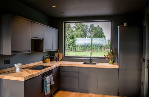 Farndon Cottage | THE RED HOUSE, pet friendly, luxury holiday cottage in Farndon