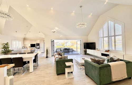 South Cerney Cabin | Detached 4 Bed, 3 Bath Lakeside Lodge. Sleeps 8. Hot Tub. The Cotswolds Lakes.
