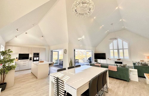 South Cerney Cabin | Detached 4 Bed, 3 Bath Lakeside Lodge. Sleeps 8. Hot Tub. The Cotswolds Lakes.