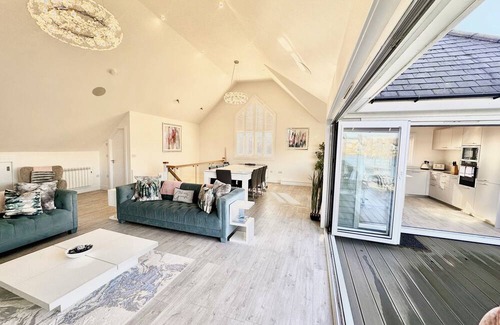 South Cerney Cabin | Detached 4 Bed, 3 Bath Lakeside Lodge. Sleeps 8. Hot Tub. The Cotswolds Lakes.