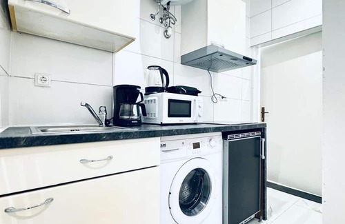 Klosterneuburg Apartment | Affordable Studio with Kitchen & Private Bath – Central Location
