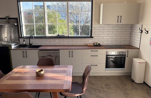 Oatlands Cottage | The Podium - Modern Cottage - Central Oatlands Accommodation, Tasmania
