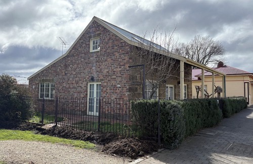 Oatlands Cottage | The Podium - Modern Cottage - Central Oatlands Accommodation, Tasmania