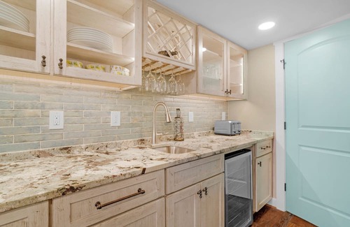Marshall House | Grape & Vine Cottage · Luxury Main Street Retreat