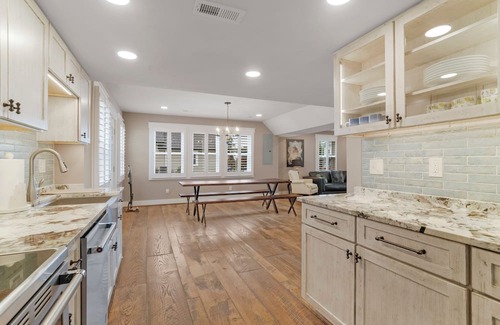 Marshall House | Grape & Vine Cottage · Luxury Main Street Retreat