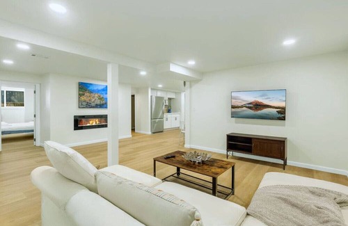 Lakeland South House | Waterfront 3BR Lower Unit with Scenic Views
