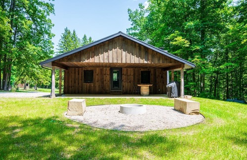 Madison Cabin | Cozy Rustic Cabin w/Hot Tub & Scenic Trails in Ohio’s Wine Country