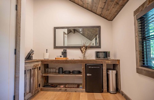 Madison Cabin | Cozy Rustic Cabin w/Hot Tub & Scenic Trails in Ohio’s Wine Country