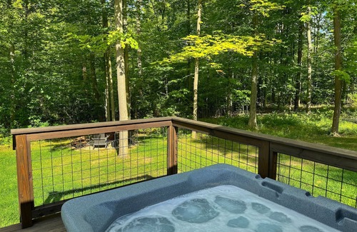 Madison Cabin | Rustic-Chic Woodside Cabin w/Hot Tub & Private Deck on 450-Acre Ohio Retreat